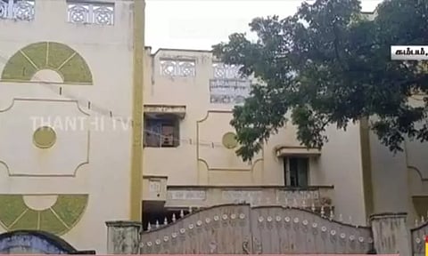 பள்ளி மாணவர்களை விடுதிக்குள் வைத்து பூட்டிய காப்பாளர்... தேனி அருகே பரபரப்பு