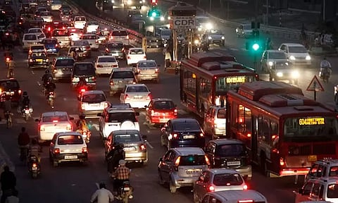 டெல்லியில் மழையால் காற்று மாசு குறைந்தது; வாகன கட்டுப்பாடு ஒத்திவைப்பு