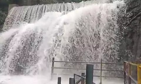 தேனி சுருளி அருவியில் வெள்ளப்பெருக்கு; 6-வது நாளாக சுற்றுலா பயணிகளுக்கு தடை