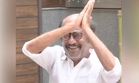 வீட்டின் முன் குவிந்திருந்த ரசிகர்களை சந்தித்து தீபாவளி வாழ்த்து கூறிய நடிகர் ரஜினிகாந்த்...!