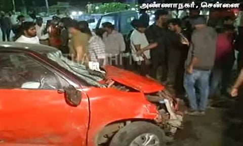 சென்னை அண்ணாநகரில் நள்ளிரவில் பயங்கர கார் விபத்து - 6 பேர் படுகாயம்