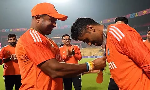 நெதர்லாந்துக்கு எதிரான ஆட்டம்...சிறந்த பீல்டருக்கான பதக்கத்தை வென்ற சூர்யகுமார் யாதவ்...!