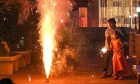 தீபாவளி பண்டிகை: தமிழகம் முழுவதும் 364 அழைப்புகள் தீயணைப்புத் துறைக்கு வந்ததாக தகவல்