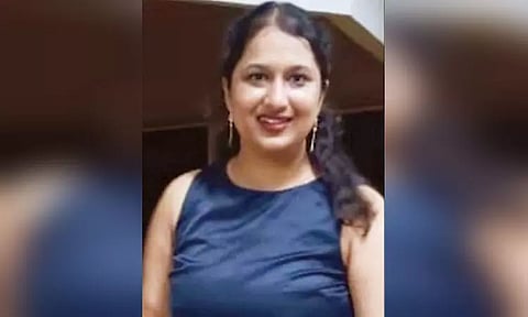 உடல் பருமன் பிரச்சினையால் மருத்துவ மாணவி 6-வது மாடியில் இருந்து குதித்து தற்கொலை