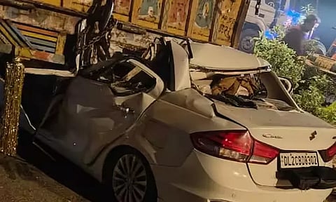 உத்திரபிரதேசம்: லாரி மீது கார் மோதி விபத்து - 6 பேர் பலி