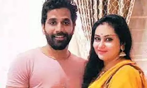 மோசடி புகாரில் நடிகை நமீதாவின் கணவர் உள்பட 2 பேருக்கு சம்மன்