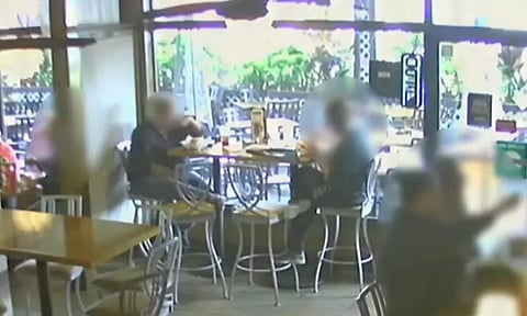 தில்லுமுல்லு செய்து ஓட்டலில் ரீபண்ட் பெற்ற பெண்... சி.சி.டி.வி. காட்சியை பார்த்து ஷாக் ஆன உரிமையாளர்