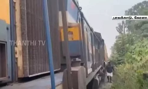 கேரளாவில் பயணிகள் ரெயில் என்ஜின் தடம் புரண்டு விபத்து