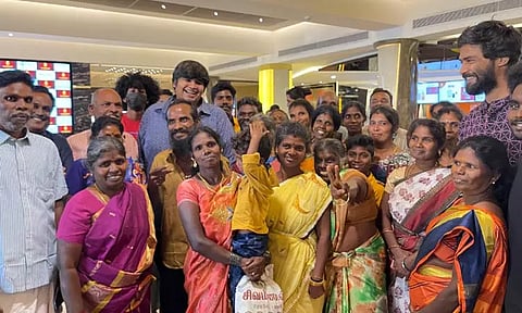 'ஜிகர்தண்டா டபுள் எக்ஸ்' படத்தில் நடித்த மலைவாழ் மக்களுக்கு இன்ப அதிர்ச்சி கொடுத்த கார்த்திக் சுப்புராஜ்...!