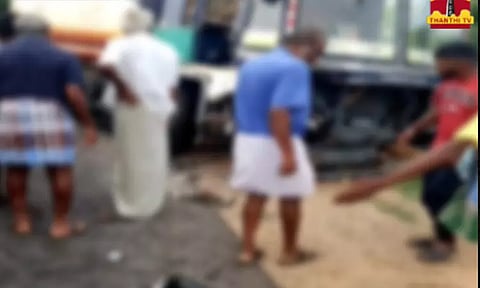 திருப்பூர் அருகே கார் மீது டேங்கர் லாரி மோதி விபத்து- ஒரே குடும்பத்தைச் சேர்ந்த 5 பேர் பலி