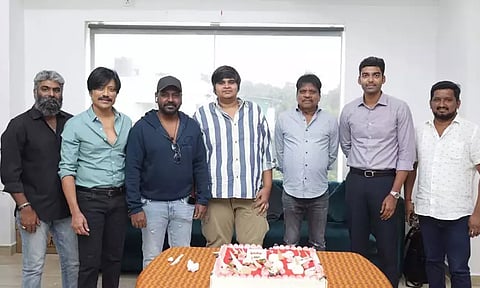 'ஜிகர்தண்டா டபுள் எக்ஸ்' வெற்றியைக் கேக் வெட்டி கொண்டாடிய படக்குழு