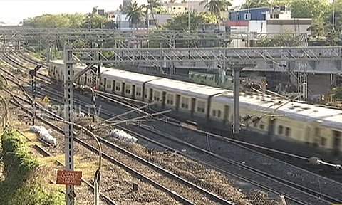 ஓடும் ரெயிலில் பெண் முன் அமர்ந்து மோசமான செயலில் ஈடுபட்ட காவலர்: வீடியோ எடுத்ததும் ஓட்டம்