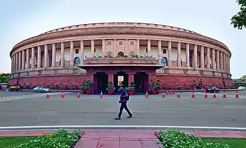 மக்களவையில் 700 தனிநபர் மசோதாக்கள் நிலுவையில் உள்ளதாக தகவல்