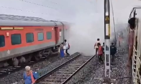 பிரேக் பழுது காரணமாக புகை வந்ததால் பரபரப்பு - சென்னை வந்த விரைவு ரெயில் நிறுத்தம்