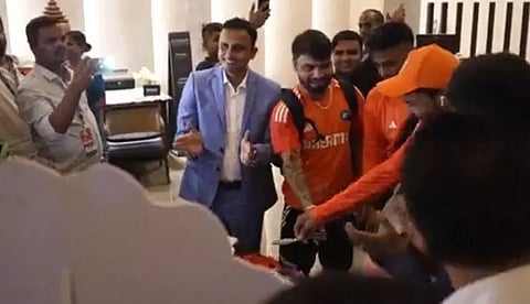 முதல் டி20 போட்டியில் வெற்றி: கேக் வெட்டி கொண்டாடிய இந்திய அணி வீரர்கள்...!