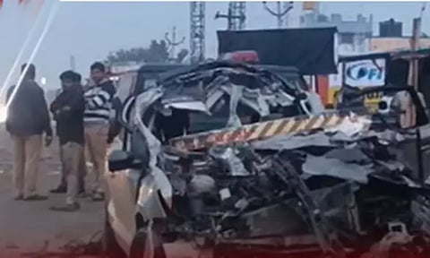 கிருஷ்ணகிரி மாவட்டம் சூளகிரி அருகே லாரி மீது கார் மோதி விபத்து - 3 பேர் உயிரிழப்பு