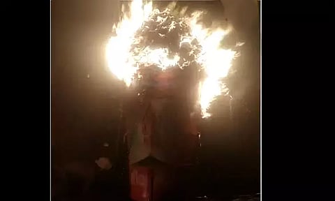 திருவண்ணாமலை மலை உச்சியில் 2-வது நாளாக சுடர் விட்டு எரியும் மகா தீபம்..!