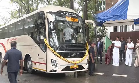 சொகுசு சுற்றுலா பேருந்து: முதல்-அமைச்சர் மு.க.ஸ்டாலின் தொடங்கி வைத்தார்