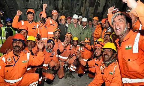 முதல் மந்திரி புஷ்கர் சிங் தாமியுடன் மீட்புக்குழுவினர்