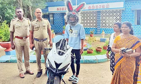 விநோதமான ஹெல்மெட் அணிந்து பைக் ஓட்டி சென்ற வாலிபர் - ரூ.10 ஆயிரம் அபராதம் விதித்த போலீசார்..!