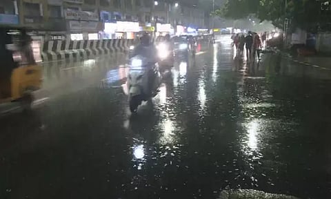 சென்னை மற்றும் புறநகர் பகுதிகளில் பலத்த மழை