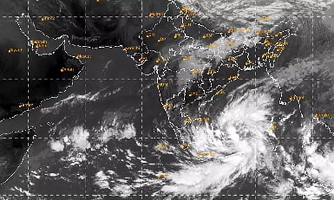 வங்கக் கடலில் வலுப்பெறும் புயல் 5- ஆம் தேதி கரையை கடக்கும்: இந்திய வானிலை ஆய்வு மையம்