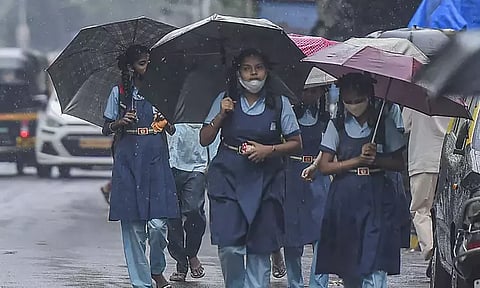 மிக்ஜம் புயல் எதிரொலி: 6 மாவட்ட பள்ளி, கல்லூரிகளுக்கு இன்று விடுமுறை