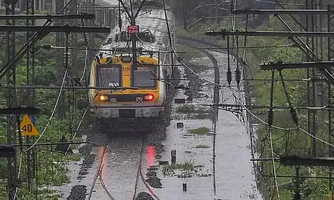 மிக்ஜம் புயல்: சென்னை புறநகர் மின்சார ரெயில்கள் அனைத்தும் ரத்து
