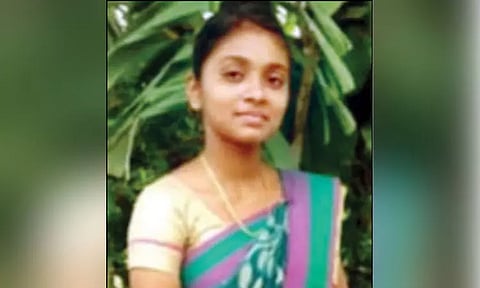 செல்போனில் கேம் விளையாடியதை கண்டித்த தாய்: மனமுடைந்த கல்லூரி மாணவி விஷம் குடித்து தற்கொலை..!