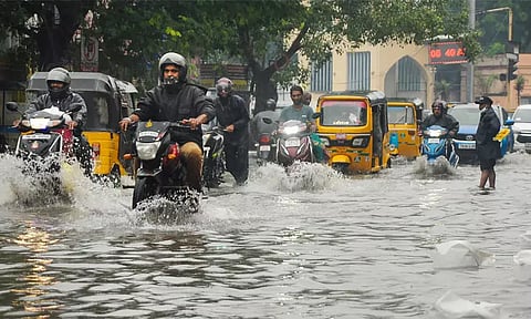 சென்னையில் இன்று இரவு வரை பலத்த காற்றுடன் கனமழை நீடிக்கும் - வானிலை மையம்