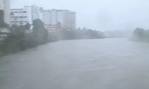 சென்னையில் விடாது பெய்யும் கனமழை... அடையாறில் கரை புரண்டு ஓடும் வெள்ளம்