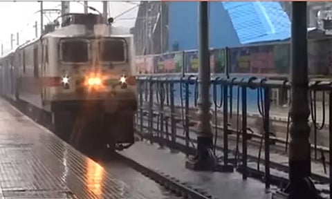 சென்னையில் ரத்துசெய்யப்பட்ட ரெயில்கள், மாற்று ரெயில்நிலையம் மூலம் புறப்பட ஏற்பாடு