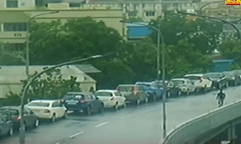 மழைநீரில் மிதக்கும் கார்கள்... கார் பார்க்கிங்காக மாறிய வேளச்சேரி மேம்பாலம்..!