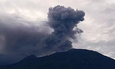 இந்தோனேசியாவில் திடீரென வெடித்து சிதறிய எரிமலை.. மலையேற்ற வீரர்கள் 11 பேர் பலி