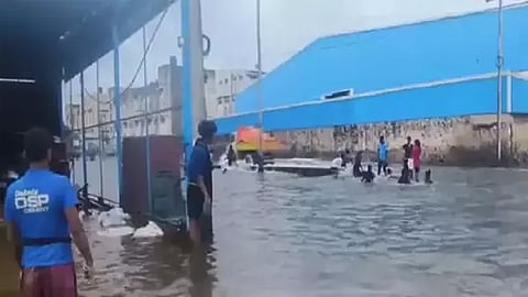 புயலின் தாக்கம்: இடைவிடாமல் வெளுத்து வாங்கும் கனமழை: வெள்ளத்தில் மிதக்கும் சென்னை