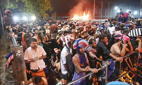 பக்தர்கள் வருகை அதிகரிப்பு: சபரிமலையில் 9 மணி நேரத்திற்கு மேலாக காத்திருந்து சாமி தரிசனம்