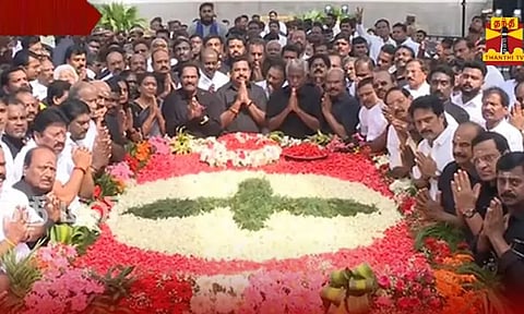 7-ம் ஆண்டு நினைவு தினம்: ஜெயலலிதா நினைவிடத்தில் எடப்பாடி பழனிசாமி மலர்தூவி மரியாதை