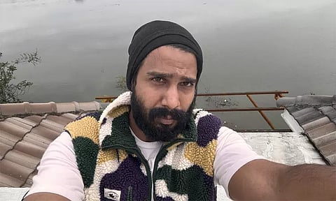 தனது வீட்டிற்குள் மழைநீர் புகுந்து வருவதாக நடிகர் விஷ்ணு விஷால் சமூக வலைதளத்தில் பதிவு