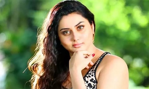 நடிகை நமிதா வீட்டில் புகுந்தது வெள்ளம்: இரண்டு குழந்தைகளுடன் சிக்கி தவிப்பு என தகவல்