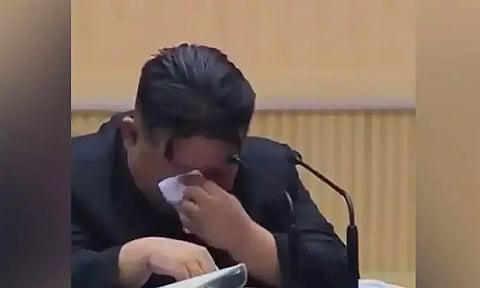 பெண்கள் அதிக குழந்தைகளை பெற்று கொள்ள வேண்டும் - மேடையில் கண்ணீர் விட்ட வடகொரிய அதிபர்..!