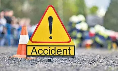 கர்நாடகாவில் லாரி மீது கார் மோதி விபத்து- 2 பேர் பலி