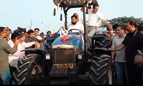டிராக்டர் ஓட்டிய மராட்டிய முதல்-மந்திரி... மும்பை ஜுஹு கடற்கரையில் விழிப்புணர்வு