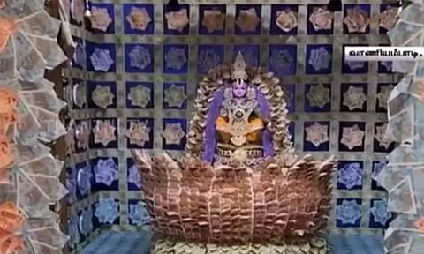 15 லட்சம் மதிப்பிலான ரூபாய் நோட்டுகளால் ஐயப்பனுக்கு சொர்ண அலங்காரம்