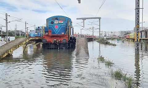 மிக்ஜம் புயல், கனமழை: தெற்கு ரெயில்வேக்கு ரூ.35 கோடி வருவாய் இழப்பு