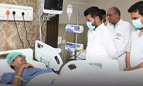 சந்திரசேகர ராவை நேரில் சந்தித்து நலம் விசாரித்தார் முதல்-மந்திரி ரேவந்த் ரெட்டி..!