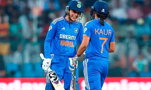 பெண்கள் டி20 : இங்கிலாந்து அணியை வீழ்த்தி ஆறுதல் வெற்றி பெற்ற இந்தியா