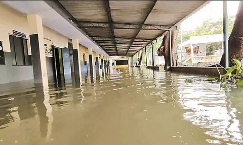 இன்று பள்ளிகள் திறக்கப்படும் நிலையில் போரூர் பெண்கள் பள்ளியில் குளம்போல் தேங்கி நிற்கும் மழைநீர்