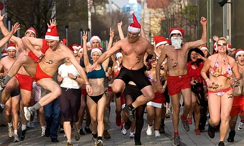 ஹங்கேரி: மேலாடைகளின்றி ஓடிய ஆண்கள்; எதற்காக தெரியுமா?