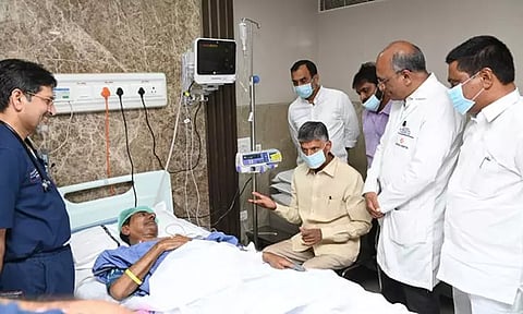 சந்திரசேகர ராவை நேரில் சந்தித்து நலம் விசாரித்தார் சந்திரபாபு நாயுடு!