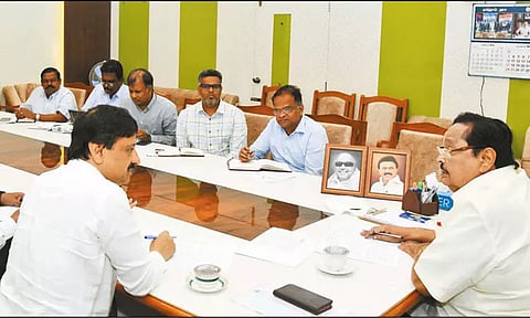 ஏரிகள், ஆறுகளில் ஏற்பட்டுள்ள பாதிப்புகள் குறித்து நீர்வளத்துறை அதிகாரிகளுடன் அமைச்சர் ஆலோசனை